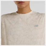 New Balance Athletics Printed SS Tee Crema - Imagen 2