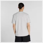 New Balance Athletics Premium Relaxed Chest Logo Tee Gris - Imagen 3