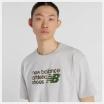 New Balance Athletics Premium Relaxed Chest Logo Tee Gris - Imagen 2
