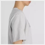 New Balance Athletics Premium Relaxed Chest Logo Tee Gris - Imagen 5