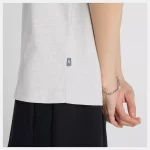 New Balance Athletics Premium Relaxed Chest Logo Tee Gris - Imagen 6