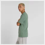 New Balance Athletics Premium Relaxed Chest Logo Tee Verde - Imagen 4