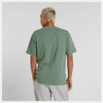 New Balance Athletics Premium Relaxed Chest Logo Tee Verde - Imagen 3