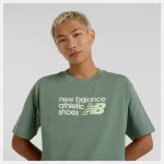 New Balance Athletics Premium Relaxed Chest Logo Tee Verde - Imagen 2