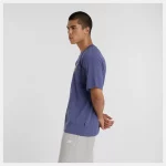 New Balance Athletics Premium Relaxed Chest Logo Tee Morado - Imagen 4