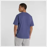 New Balance Athletics Premium Relaxed Chest Logo Tee Morado - Imagen 3