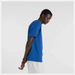 New Balance Athletics Premium Relaxed Chest Logo Tee Azul - Imagen 4