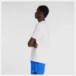 New Balance Athletics Premium Relaxed Chest Logo Tee Blanco - Imagen 4